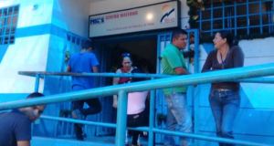 ¡Triste realidad! Atienden partos con linterna de celulares en Mérida (FOTO)