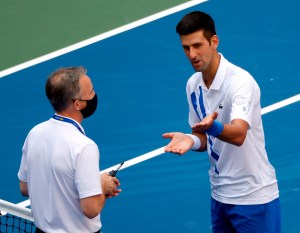 Lo que dijo Djokovic al árbitro tras la agresión a la jueza de línea