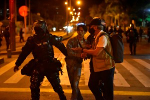 Protestas contra violencia policial desatan caos en Bogotá con 11 muertos