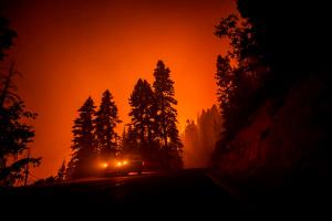 Miles de personas son evacuadas en California debido a la rápida propagación de incendios