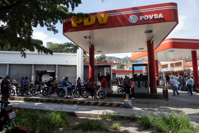 La severa escasez de gasolina a la que volvió Venezuela en las últimas semanas, después de un período de abastecimiento de poco más de tres meses, encuentra un culpable claro según quien la denuncie, con acusaciones cruzadas entre el oficialismo y la oposición, que se trasladan de forma pública las culpas. EFE/Rayner Peña