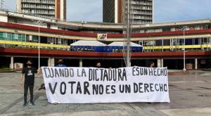 Estudiantes de la UCV protestan frente a la sede del CNE en rechazo al fraude del #6Dic (VIDEO)
