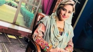 Asesinaron a una presentadora de la televisión paquistaní: Sospechan de su esposo en un supuesto “crimen de honor”