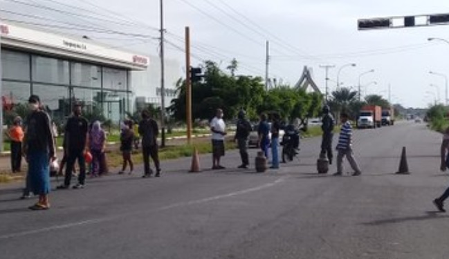 Habitantes en Bolívar trancan avenida para protestar por falta de servicios básicos #17Sep (FOTOS)