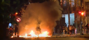 EN VIDEO: Así fue cómo vándalos sacaron a pasajeros de un carro… y le prendieron fuego en Bogotá