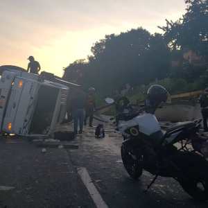 Camión cargado de pollo fue saqueado por personas en Aragua #23Sep (FOTO)