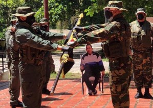 ¿Pensabas haberlo visto todo? Soldados sacaron a un Chávez de cartón para que acompañara en unos ascensos militares (FOTO)