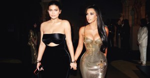 Sale un extraño VIDEO en que Kim Kardashian da a luz a Kylie Jenner