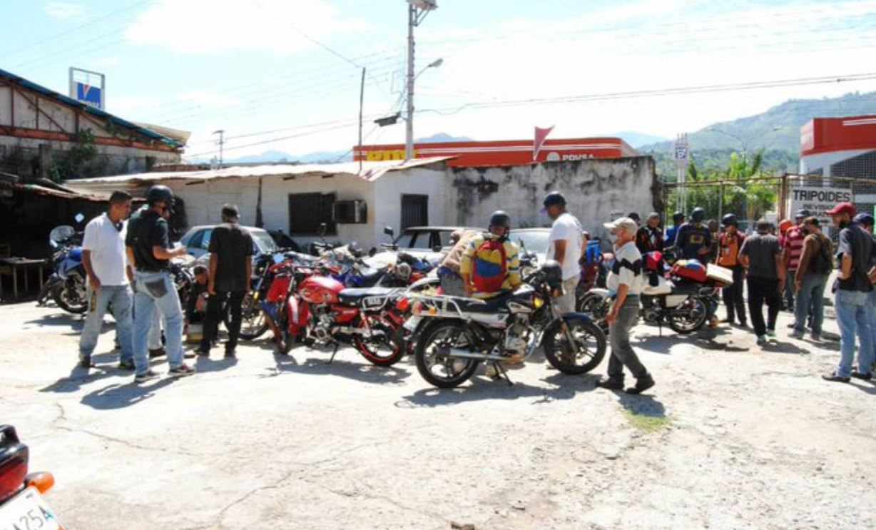 Motorizados en Trujillo denunciaron que les surtieron gasolina mezclada con agua (Fotos)