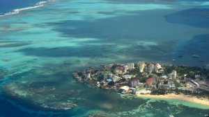 Drama en una isla del Caribe: Los dueños de la única funeraria se contagiaron con coronavirus y no hay quien entierre a los muertos