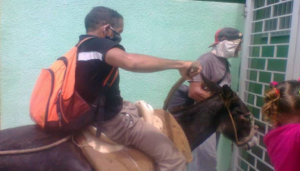 Herido en la pierna, y sin gasolina… fue trasladado EN BURRO a un ambulatorio en Lara (FOTO)