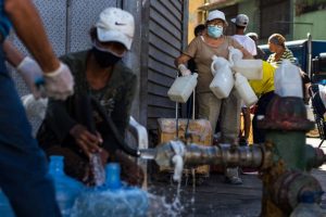 La compra de agua, leña y bombona bachaqueada dispara gastos mensuales en los hogares venezolanos