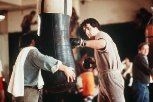 El día que Sylvester Stallone pidió que le pegaran más fuerte en filmación de “Rocky IV” y terminó terapia intensiva