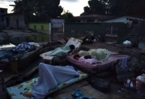 OVC denunció que familias duermen en la intemperie tras desbordamiento del río Limón #13Sep (Fotos)