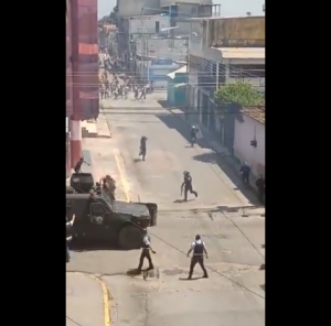 En Chivacoa, manifestantes rompieron línea represora del régimen e hicieron correr a funcionarios (VIDEO)