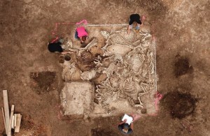 FOTOS: Descubren en Alemania la tumba intacta de un noble enterrado con seis mujeres hace 1.500 años