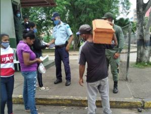 Desgarrador: Salió del hospital Manuel Núñez Tovar de Maturín con la urna de su hijo en hombros (Fotos)
