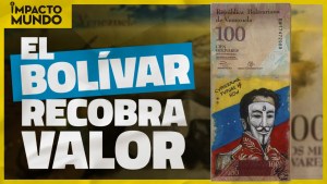 Joven pinta bolívares fuera de circulación como protesta a la devaluación chavista (VIDEO)
