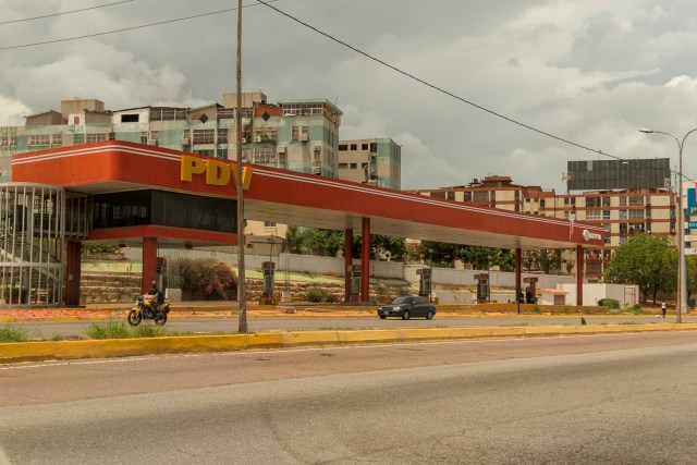Vista de una estación de gasolina que se encuentra cerrada, el 19 de septiembre del 2020 en Maracaibo (Venezuela). EFE/HENRY CHIRINOS