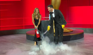 La broma se salió de control en los premios Emmy: Jennifer Aniston tuvo que usar un extintor de incendios