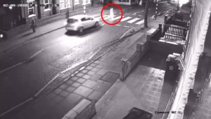 Una mujer atropelló a un anciano y se da a la fuga sin saber que la víctima era su suegro (VIDEO)