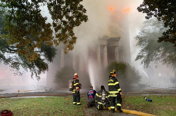 Incendio hizo cenizas el histórico edificio Babcock en la capital de Carolina del Sur (VIDEO)