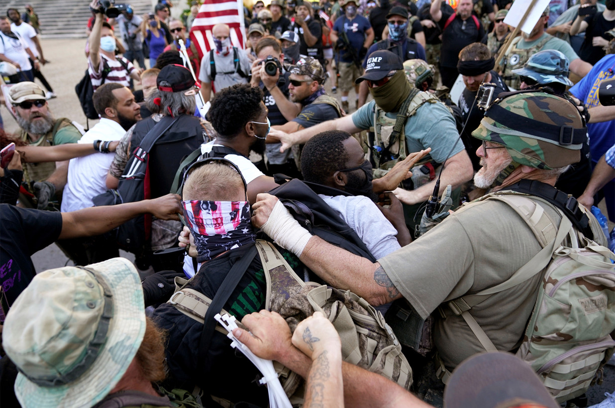 Milicia armada y manifestantes de Black Lives Matters se enfrentan en Louisville antes del Derby de Kentucky