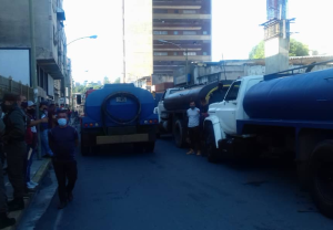 Conductores de camiones cisternas en Los Teques se quedaron sin diésel para distribuir agua