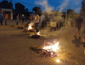 Nueva noche envuelta en llamas y represión durante protestas en San Carlos, Cojedes (Fotos y Videos)