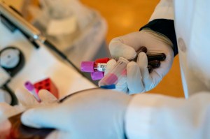 Condado de Texas pagará a los donantes de plasma sobrevivientes por Covid-19