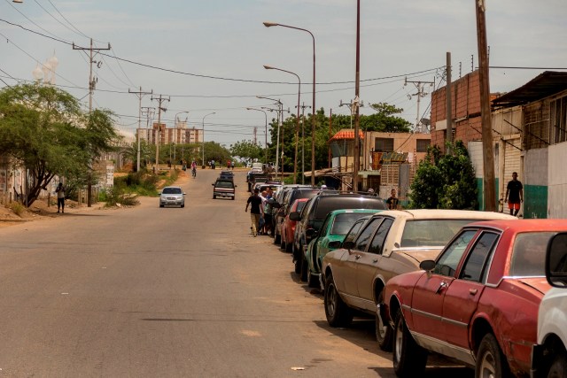 Personas hacen fila en sus vehículos para cargar gasolina, el 19 de septiembre del 2020 en Maracaibo (Venezuela). Fernando lleva seis días durmiendo a la intemperie, soportando temperaturas de hasta 40 grados centígrados.  EFE/HENRY CHIRINOS