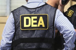 AP: Otrora destacado agente de la DEA admitió que conspiró con un cartel de droga colombiano