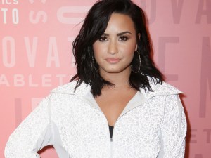 No será con el “clásico” vestido blanco: Demi Lovato afina detalles de su boda