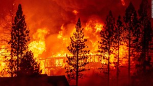Fuertes incendios en Oregón destruyeron cientos de hogares