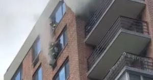 “Era como Spider-Man”: Bombero de Nueva York rescató a una mujer de su apartamento en llamas (VIDEO)