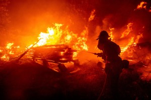 Evacuaron más ciudades tras los devastadores incendios forestales en California (FOTOS)