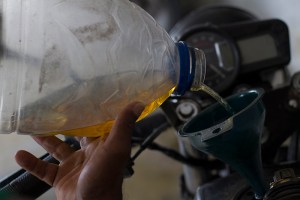 Hecho en “revolución”: Así se bachaquea la gasolina en Catia