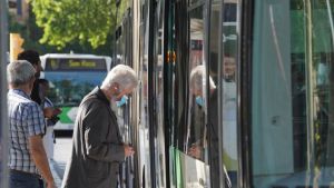 Pasajeros se llevaron una sorpresa al ver la “mascarilla” de un hombre que subió al autobús (FOTOS)