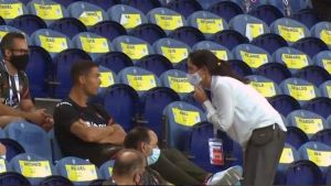 VIRAL: Le pidieron a Cristiano Ronaldo que se colocara su mascarilla durante un partido de Portugal (VIDEO)