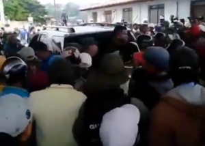“Empújalo”: Larenses se alzaron en Cubiro ante abuso de las autoridades en colas por gasolina (Video)