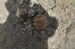Aterrador hallazgo en Barquisimeto: Se toparon con la mano de un cadáver que sobresalía de la tierra