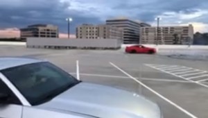 EN VIDEO: Intentó llamar la atención con su lujoso Mustang… pero terminó estrellándose contra un poste