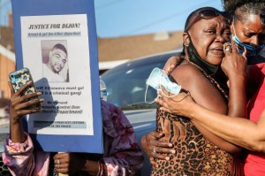 Hombre afroamericano asesinado a tiros por la policía de Los Ángeles fue golpeado más de 20 veces, según abogado