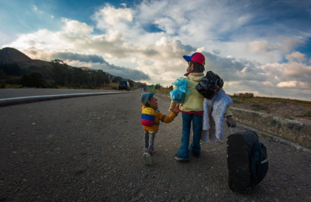 Edgar Álvarez retrata con plastilina la realidad de los caminantes y refugiados venezolanos (Fotos)