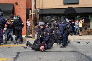 Disturbios en Louisville se intensifican tras decisión del gran jurado de Breonna Taylor