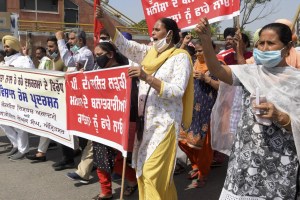 Cinco policías suspendidos por el caso de violación en grupo en India