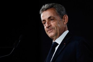 Juzgan por corrupción a cinco colaboradores del expresidente francés Nicolas Sarkozy