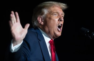 Trump declara que las “elecciones están lejos de terminar” y que su campaña llevará el lunes el caso a un tribunal