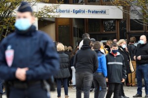 Conmoción y varios detenidos en Francia tras la decapitación de un profesor en plena calle de París
