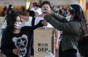 Bolivia vota con mascarilla para evitar que rebroten el coronavirus y la violencia (FOTOS)